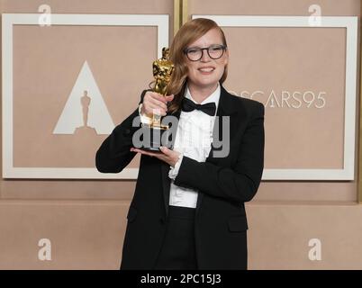 Los Angeles, USA. 12. März 2023. Sarah Polley, Gewinner des Best Adapted Screenplay Award für „Women Talking“, der am 12. März 2023 bei den Academy Awards 95. im Dolby Theatre in Los Angeles, Kalifornien, für Fotos posiert. (Foto: Sthanlee B. Mirador/Sipa USA) Guthaben: SIPA USA/Alamy Live News Stockfoto