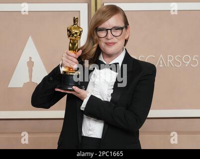 Los Angeles, USA. 12. März 2023. Sarah Polley, Gewinner des Best Adapted Screenplay Award für „Women Talking“, der am 12. März 2023 bei den Academy Awards 95. im Dolby Theatre in Los Angeles, Kalifornien, für Fotos posiert. (Foto: Sthanlee B. Mirador/Sipa USA) Guthaben: SIPA USA/Alamy Live News Stockfoto