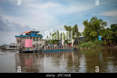 Eine lokale Fähre überquert einen Nebenfluss des Mekong im Mekong-Delta in der Nähe von Tan Chau in Vietnam. Stockfoto