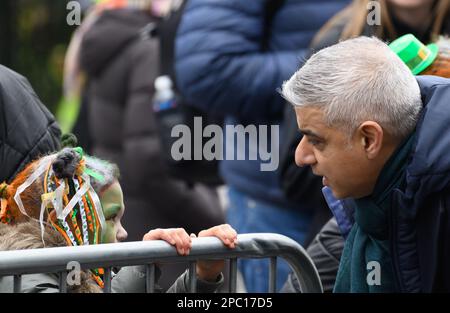 Sadiq Khan (Bürgermeister von London) findet auf der St. Patrick's Day Parade in London, 12. März 2023 Freunde Stockfoto