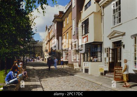 Church Street mit Blick auf Henry VIII Gate, Windsor, Berkshire, England, Großbritannien. Ca. 1990er Jahre Stockfoto