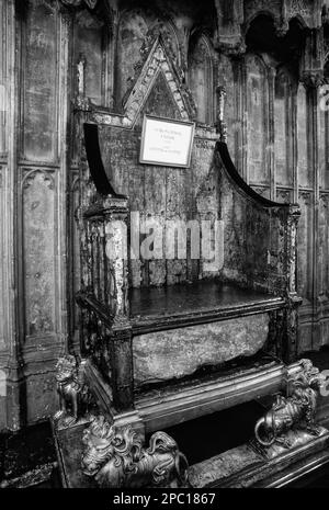 Der Krönungsstuhl, historisch bekannt als St. Edward's Chair oder King Edward's Chair mit dem Krönungsstein Schottlands - auch bekannt als der Stein des Schicksals. Westminster Abbey, London, England, Großbritannien Stockfoto