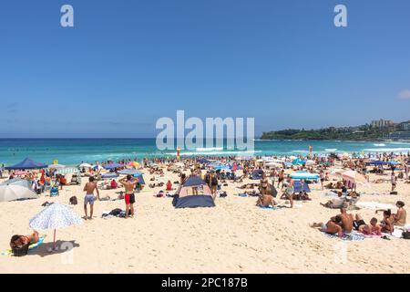 Leute auf dem überfüllten Sand von Bondi Beach im Sommer Stockfoto