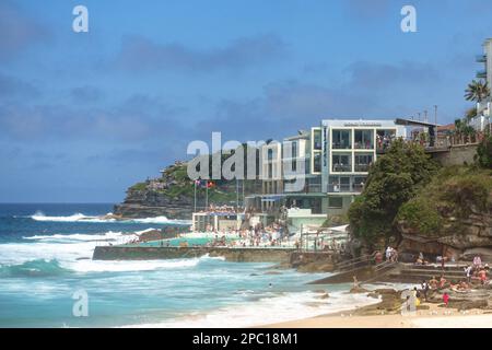 Gäste genießen den Felsenpool im Bondi Eisbergs Swimming Club in Sydney, Australien Stockfoto