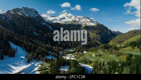 Idyllische Frühlingslandschaft in den Alpen mit frischen grünen Wiesen und schneebedeckten Berggipfeln im Hintergrund Stockfoto