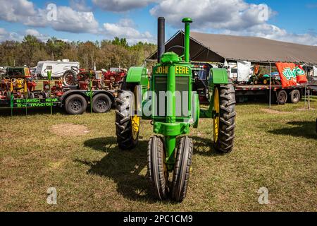 Fort Meade, Florida - 26. Februar 2022: Perspektivische Vorderansicht eines ungestylten John Deere Model A aus dem Jahr 1936 auf einer lokalen Traktormesse. Stockfoto