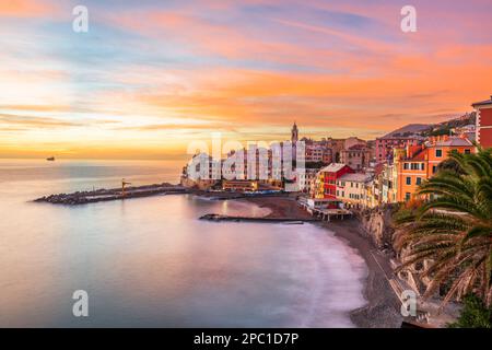 Die Skyline von Bogliasco, Genua, Italien am Mittelmeer bei Sonnenuntergang. Stockfoto