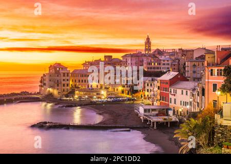 Die Skyline von Bogliasco, Genua, Italien am Mittelmeer bei Sonnenuntergang. Stockfoto