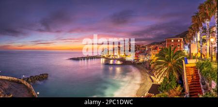 Die Skyline von Bogliasco, Genua, Italien am Mittelmeer bei Sonnenuntergang. Stockfoto