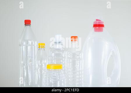 Verschiedene leere transparente Kunststoffflaschen ohne Etikett, wiederverwertbar. Nahaufnahme, Studioaufnahme, keine Leute Stockfoto