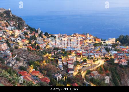 Taormina, Sizilien, Italien, historische Stadt in der Dämmerung. Stockfoto