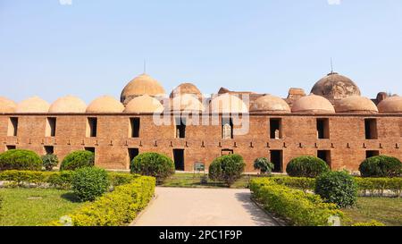 Blick auf Murshid Kuli Khan oder Katra Moschee, erbaut im Jahr 1723 von Nawab Murshid Kuli Khan, Murshidabad, Westbengalen, Indien. Stockfoto