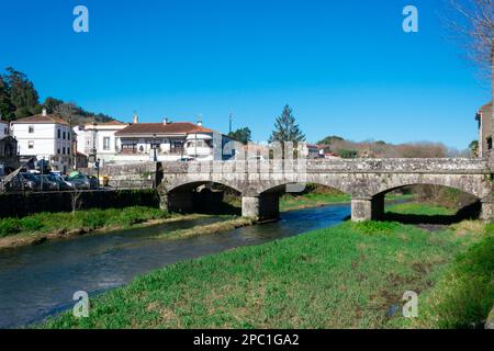 Padron, Galicien. Spanien. 6. Februar 2023. Blick auf die Santiago-Brücke. Ponte de Santiago Stockfoto