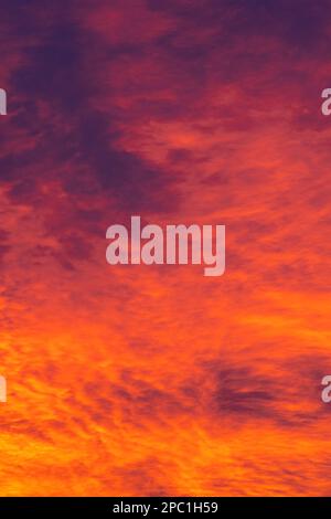 Dramatische Sonnenuntergänge, Wolken, lebendige Farben, Teleaufnahmen, keine Menschen. Stockfoto