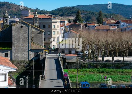 Padron, Galicien. Spanien. 6. Februar 2023. Blick auf die Stadt Padron und die alte Brücke Stockfoto