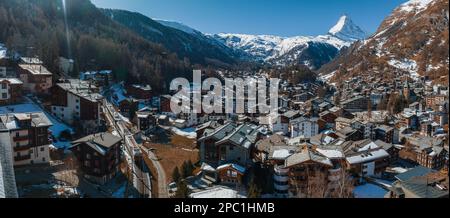 Blick aus der Vogelperspektive auf Zermatt Valley und Matterhorn Peak im Hintergrund Stockfoto