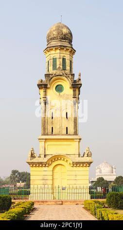 Blick auf Ghari Ghar oder Ghanta Ghar auf dem Campus von Hazarduari Palace, Murshidabad, Westbengalen, Indien. Stockfoto