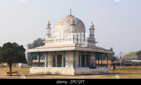 Blick auf die Madina-Moschee im Campus des Hazarduari-Palastes, Murshidabad, Westbengalen, Indien. Stockfoto