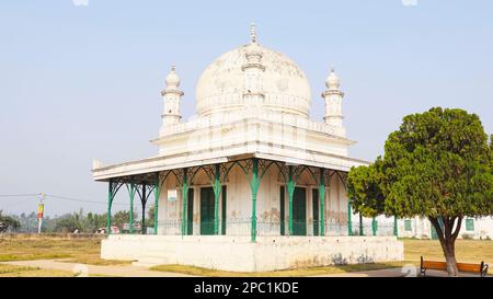 Blick auf die Madina-Moschee im Campus des Hazarduari-Palastes, Murshidabad, Westbengalen, Indien. Stockfoto