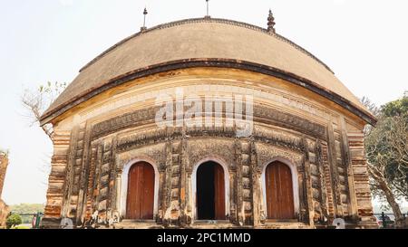 Blick auf einen der Char Bangla Tempel, Jiaganj, Westbengalen, Indien. Stockfoto