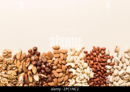 Unterschiedlicher Hintergrund des NUTS-Rahmens. Nahaufnahme, Draufsicht, flach liegend mit Vopy-Raum. Walnuss, Pistazien, Mandeln, Haselnüsse und Cashews. Stockfoto