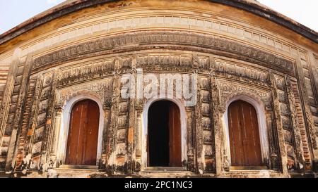 Blick auf einen der Char Bangla Tempel, Jiaganj, Westbengalen, Indien. Stockfoto