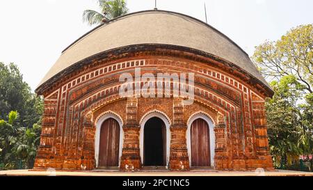 Blick auf einen der Char Bangla Tempel, Jiaganj, Westbengalen, Indien. Stockfoto