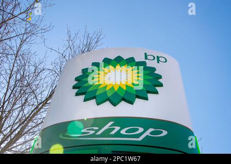 BP Tankstelle Schild vor blauem Himmel Stockfoto