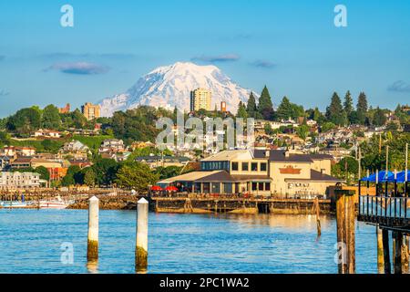 Tacoma, Washington, USA mit Mt. Rainier in der Ferne auf der Commencement Bay Stockfoto