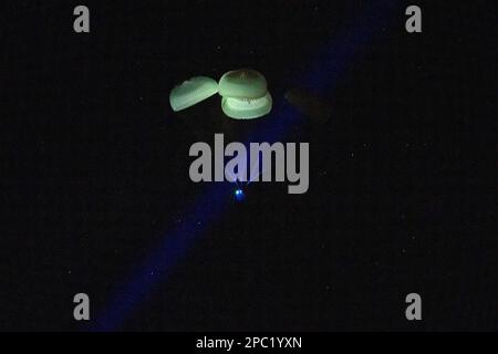 Tampa, Usa. 11. März 2023. Das Raumschiff SpaceX Dragon Endurance wird bei der Landung mit den NASA-Astronauten Nicole Mann und Josh Cassada, dem Astronauten Koichi Wakata der Japan Aerospace Exploration Agency (JAXA) und der Kosmonautin Roscosmos Anna Kikina an Bord im Golf von Mexiko vor der Küste von Tampa, Florida, am Samstag, 11. März 2023, gesehen. Mann, Cassada, Wakata und Kikina kehren nach 157 Tagen im Weltraum zurück, als Teil der Expedition 68 an Bord der Internationalen Raumstation. NASA Foto von Keegan Barber/UPI Kredit: UPI/Alamy Live News Stockfoto