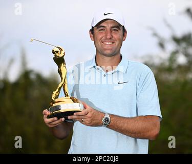 Ponte Vedra, Usa. 12. März 2023. Scottie Scheffler behält seine Trophäe, nachdem er am Sonntag, den 12. März 2023, bei der Players Championship Sawgrass in Ponte Vedra, Florida, gewonnen hat. Foto: Joe Marino/UPI Credit: UPI/Alamy Live News Stockfoto