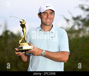 Ponte Vedra, Usa. 12. März 2023. Scottie Scheffler behält seine Trophäe, nachdem er am Sonntag, den 12. März 2023, bei der Players Championship Sawgrass in Ponte Vedra, Florida, gewonnen hat. Foto: Joe Marino/UPI Credit: UPI/Alamy Live News Stockfoto