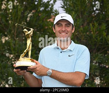 Ponte Vedra, Usa. 12. März 2023. Scottie Scheffler behält seine Trophäe, nachdem er am Sonntag, den 12. März 2023, bei der Players Championship Sawgrass in Ponte Vedra, Florida, gewonnen hat. Foto: Joe Marino/UPI Credit: UPI/Alamy Live News Stockfoto