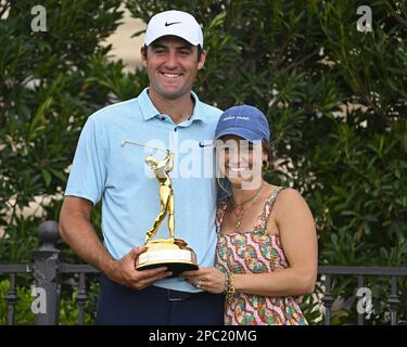 Ponte Vedra, Usa. 12. März 2023. Scottie Scheffler behält seine Trophäe, nachdem er am Sonntag, den 12. März 2023, bei der Players Championship Sawgrass in Ponte Vedra, Florida, gewonnen hat. Foto: Joe Marino/UPI Credit: UPI/Alamy Live News Stockfoto