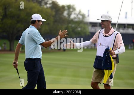 Ponte Vedra, Usa. 12. März 2023. Scottie Scheffler (l) wird von seinem Caddy nach dem Gewinn der Players Championship Sawgrass in Ponte Vedra, Florida, am Sonntag, den 12. März 2023 Foto von Joe Marino/UPI Credit: UPI/Alamy Live News beglückwünscht Stockfoto