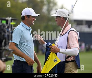 Ponte Vedra, Usa. 12. März 2023. Scottie Scheffler (l) wird von seinem Caddy nach dem Gewinn der Players Championship Sawgrass in Ponte Vedra, Florida, am Sonntag, den 12. März 2023 Foto von Joe Marino/UPI Credit: UPI/Alamy Live News beglückwünscht Stockfoto