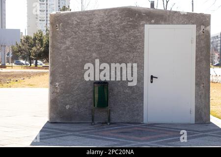 Neuer Betonbunker in der Stadt Dnipro in den Parks vor Raketenangriffen, Bodenbunker vor Bombenangriffen in der Ukraine 2023 Stockfoto