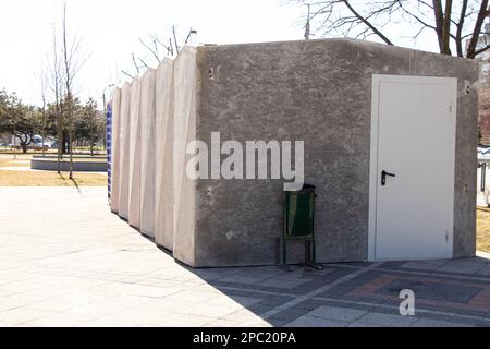 Neuer Betonbunker in der Stadt Dnipro in den Parks vor Raketenangriffen, Bodenbunker vor Bombenangriffen in der Ukraine 2023 Stockfoto