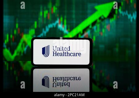 New York, Vereinigte Staaten von Amerika - 2023. März 10: United Healthcare Company on Stock Market. United Healthcare – finanzieller Erfolg und Gewinn Stockfoto