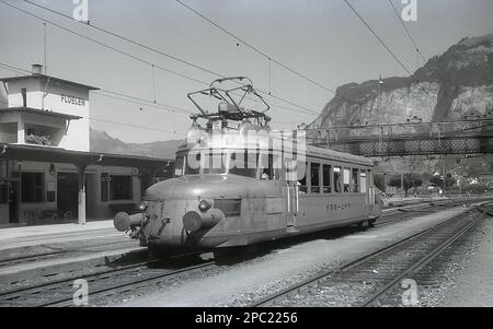 Swiss Railways Elektrischer Stromabnehmereisenbus in Fluelen Stockfoto