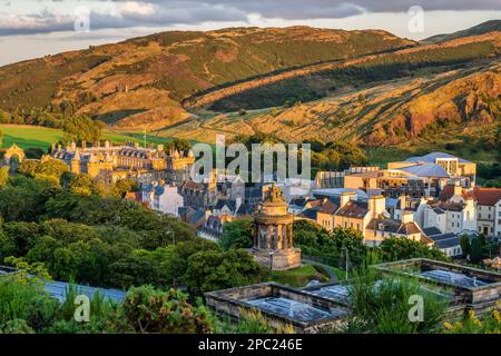 Palace of Holyroodhouse, Burns Monument und Scottish Parliament Building mit Arthur's Seat im Hintergrund, aus Calton Hill in Edinburgh, Schottland, Großbritannien Stockfoto