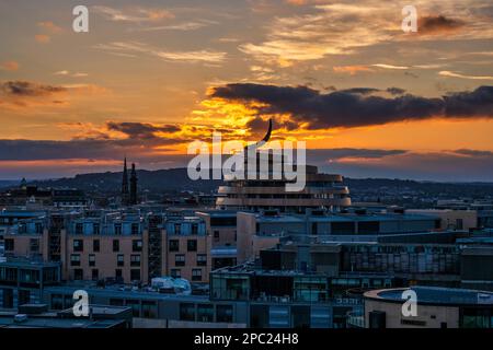 Blick auf das Einkaufszentrum St James Quarter bei Sonnenuntergang vom Calton Hill in Edinburgh, Schottland, Großbritannien Stockfoto