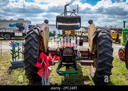Fort Meade, Florida - 26. Februar 2022: Rückansicht eines 1963 Cockshutt Model 770 auf einer lokalen Traktormesse. Stockfoto
