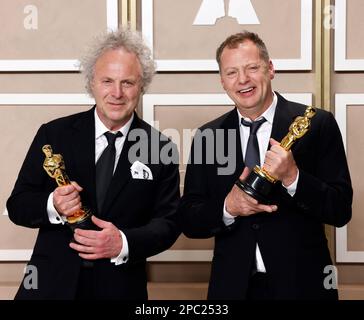 (L-R) Charlie Mackesy und Matthew Freud, Gewinner des Preises für den besten animierten Kurzfilm für "The Boy, the Mole, the Fox and the Horse", erscheinen am Sonntag mit ihren Oscars hinter der Bühne bei den jährlichen Academy Awards 95. im Loews Hollywood Hotel im Hollywood-Teil von Los Angeles, 12. März 2023. Foto: John Angelillo/UPI Stockfoto