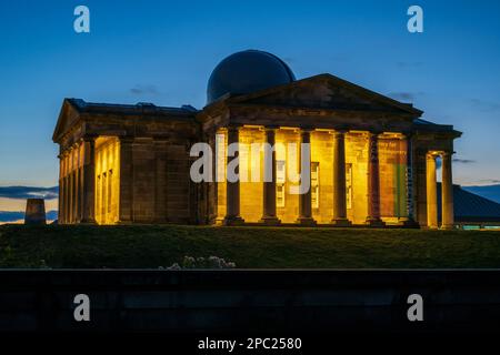 Restauriertes City Observatory, heute das Collective Arts Centre in der Dämmerung, auf Calton Hill in Edinburgh, Schottland, Großbritannien Stockfoto