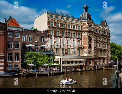 Die Fassade des NH Doelen Hotels an der Amstel in Amsterdam, Niederlande Stockfoto