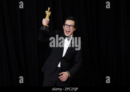 KE Huy Quan, Gewinner des „Best Supporting Actor“ für „Everywhere All At Once“, erscheint am Sonntag, den 12. März 2023, bei den jährlichen Academy Awards 95. im Loews Hollywood Hotel im Hollywood-Bereich von Los Angeles mit einem Oscar hinter der Bühne. Foto: John Angelillo/UPI Stockfoto