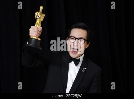 KE Huy Quan, Gewinner des „Best Supporting Actor“ für „Everywhere All At Once“, erscheint am Sonntag, den 12. März 2023, bei den jährlichen Academy Awards 95. im Loews Hollywood Hotel im Hollywood-Bereich von Los Angeles mit einem Oscar hinter der Bühne. Foto: John Angelillo/UPI Stockfoto