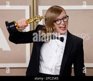 Sarah Polley, Preisträgerin des Best Adapted Drehbuchs für „Women Talking“, erscheint am Sonntag, den 12. März 2023, mit ihrem Oscar hinter der Bühne bei den jährlichen Academy Awards 95. im Loews Hollywood Hotel in der Hollywood-Abteilung von Los Angeles. Foto: John Angelillo/UPI Stockfoto