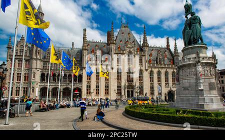 Provinciaal Hof, Statue von Jan Breydel und Pieter de Coninck und Touristen auf dem Marktplatz / Grote Markt in Brügge, Belgien Stockfoto